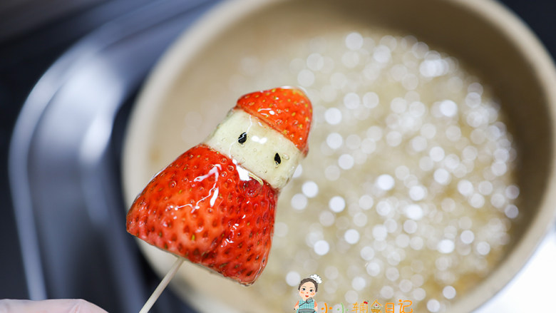 12个月以上辅食草莓雪人糖葫芦,将锅斜着放一点,这样可以更好的蘸糖水,过一圈就可以了