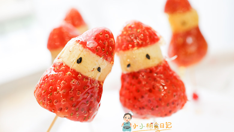 12个月以上辅食草莓雪人糖葫芦,熬糖过程中千万不要用勺子搅拌,会起砂,表面变成白白的就不是糖葫芦了