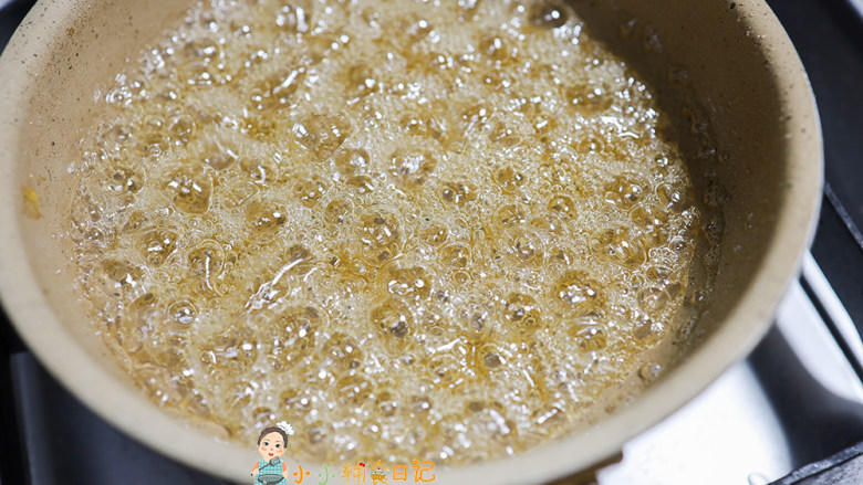 12个月以上辅食草莓雪人糖葫芦,当糖水冒大泡泡可以把火关小一点,慢慢观察变化,会发现蒸汽越来越少