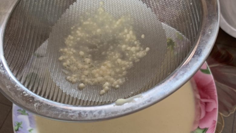 芒果千层蛋糕,搅好的面糊过一下筛,去掉颗粒。不要觉得面糊太稀怕摊不出饼来,看着稀,下锅就成型了。