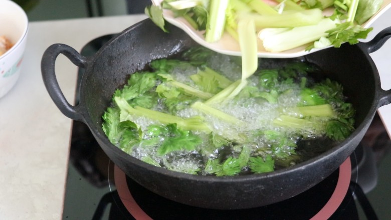 麻辣干锅鸡,油热后放入芹菜,烫熟后捞出备用