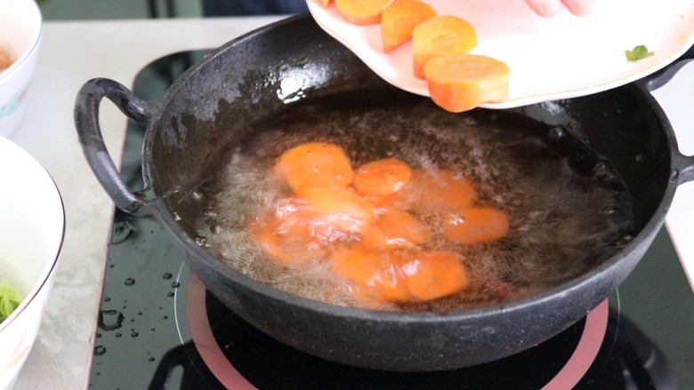 麻辣干锅鸡,放入胡萝卜,烫熟后捞出备用