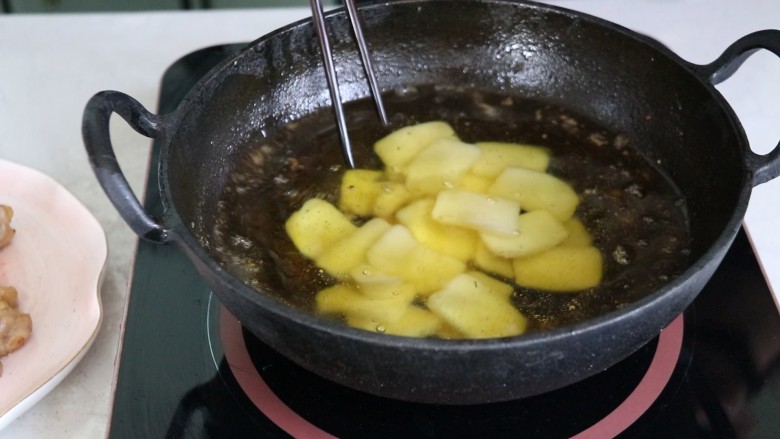 麻辣干锅鸡,放入年糕,炸熟后捞出备用