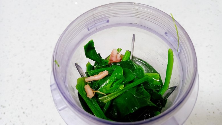 菠菜、鸡苗菜羊肉饺子,捞出切段,加入清水