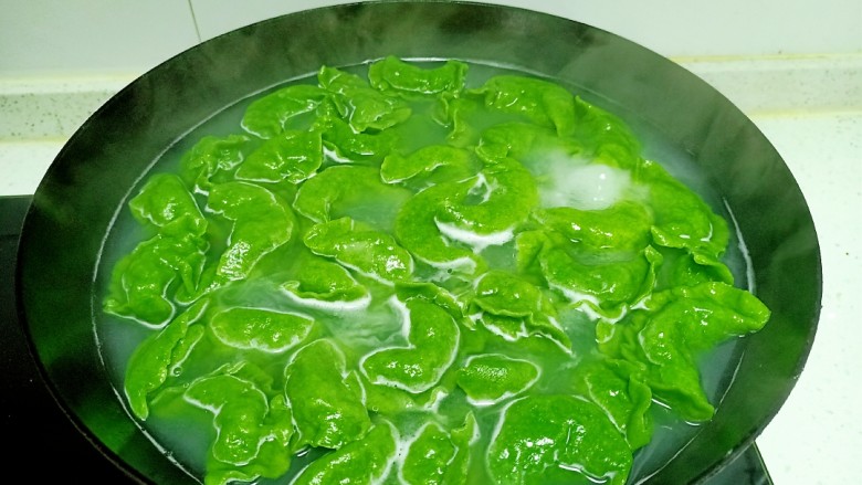 菠菜、鸡苗菜羊肉饺子,水开后放入饺子,煮至断生