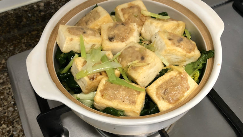煎酿豆腐➕客家酿豆腐,把豆腐葱姜丝依次铺在青菜上,加入适量清水煮开