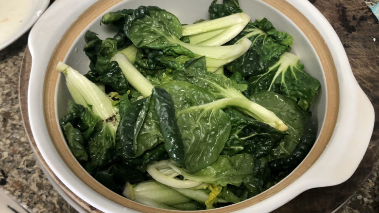 煎酿豆腐➕客家酿豆腐,砂锅抹油，底部铺上青菜