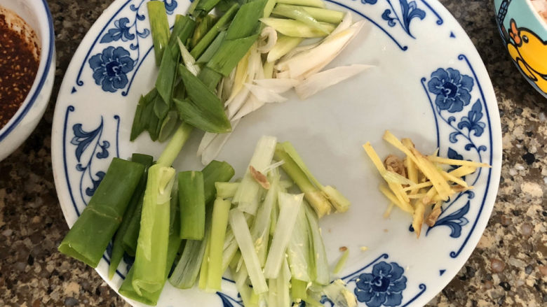 煎酿豆腐➕客家酿豆腐,剩余姜切丝,,剩余葱切段,蒜末清洗拍一下切段