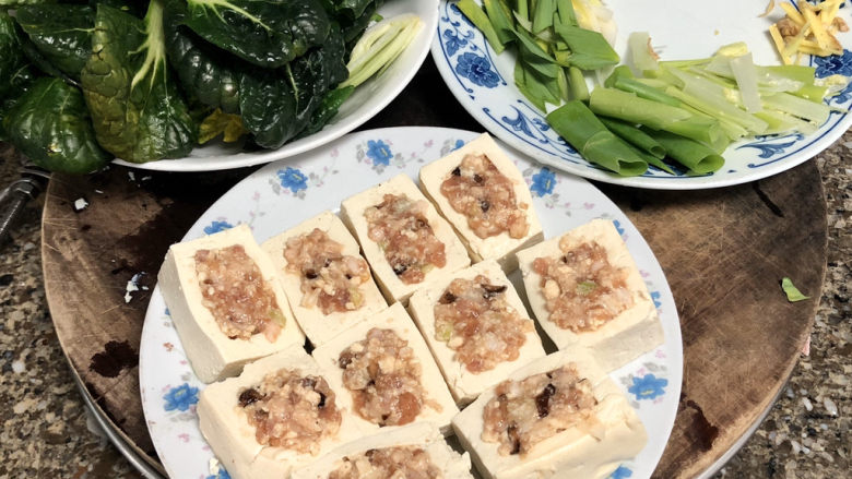 煎酿豆腐➕客家酿豆腐,把青菜清洗干净,全部食材准备好,开始烹饪