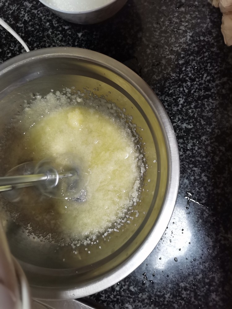 用可可粉也可以做出超级好吃，超级萌萌哒巧克力哦,加入<a style='color:red;display:inline-block;' href='/shicai/ 219'>牛奶</a>继续打发