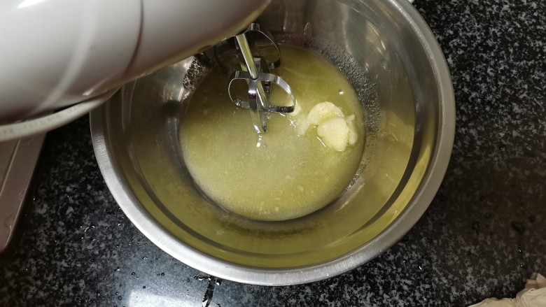 用可可粉也可以做出超级好吃，超级萌萌哒巧克力哦,<a style='color:red;display:inline-block;' href='/shicai/ 887'>黄油</a>稍微融化后，用打蛋器打发