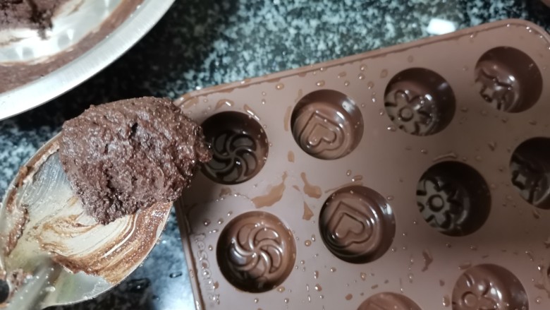 用可可粉也可以做出超级好吃，超级萌萌哒巧克力哦,想方设法把这些糊糊装到巧克力模具里面