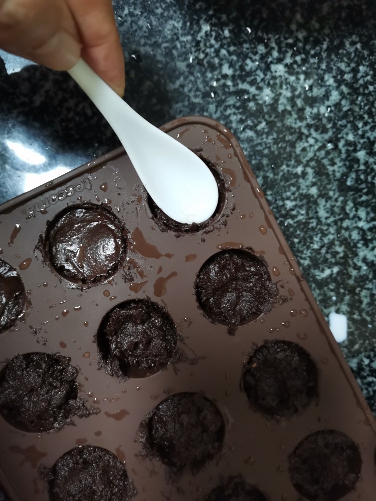 用可可粉也可以做出超级好吃，超级萌萌哒巧克力哦,最后用咖啡勺子小心地压平，压实。