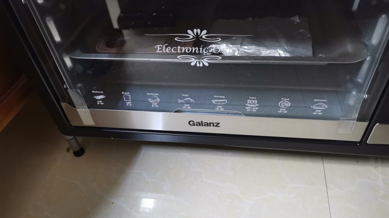 用可可粉也可以做出超级好吃，超级萌萌哒巧克力哦,烤箱中火120度，10分钟，主要是为了成型哈。

冷后放进冰箱冷冻6小时以上。