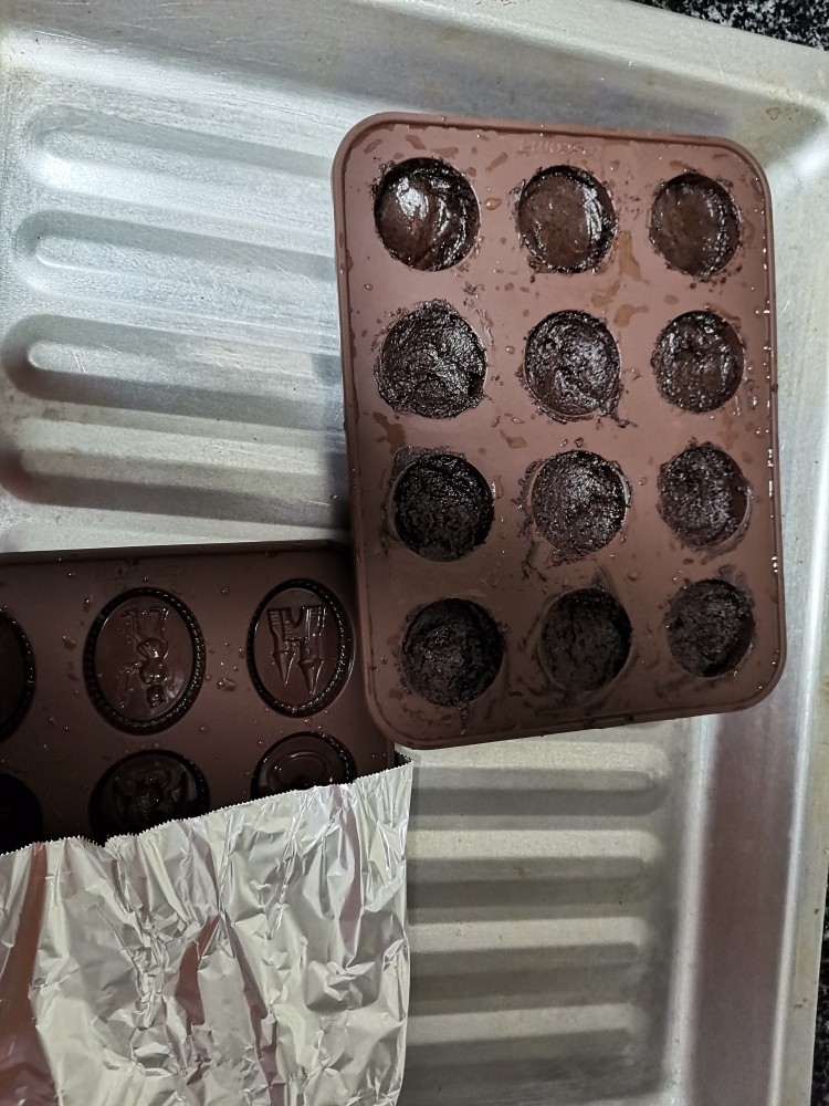 用可可粉也可以做出超级好吃，超级萌萌哒巧克力哦,装在烤盘里，