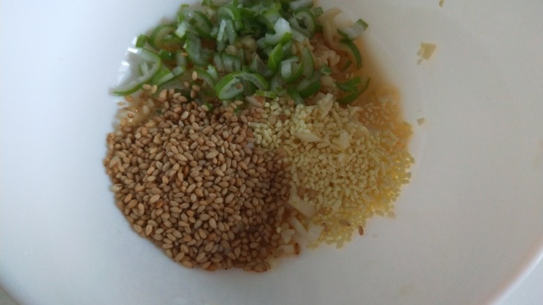 凉拌黄瓜卷,加入<a style='color:red;display:inline-block;' href='/shicai/ 141765'>熟芝麻</a>,葱花。