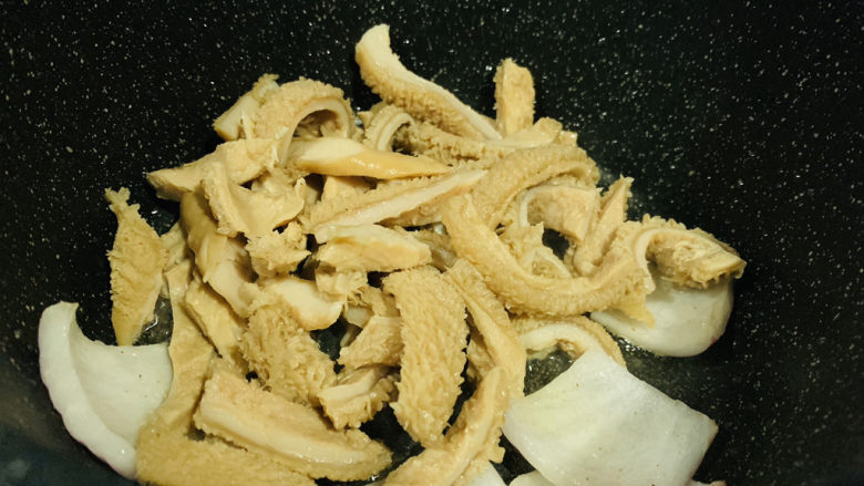 爆炒牛肚,锅里，放油，放洋葱，大火炒香，加入牛肚；