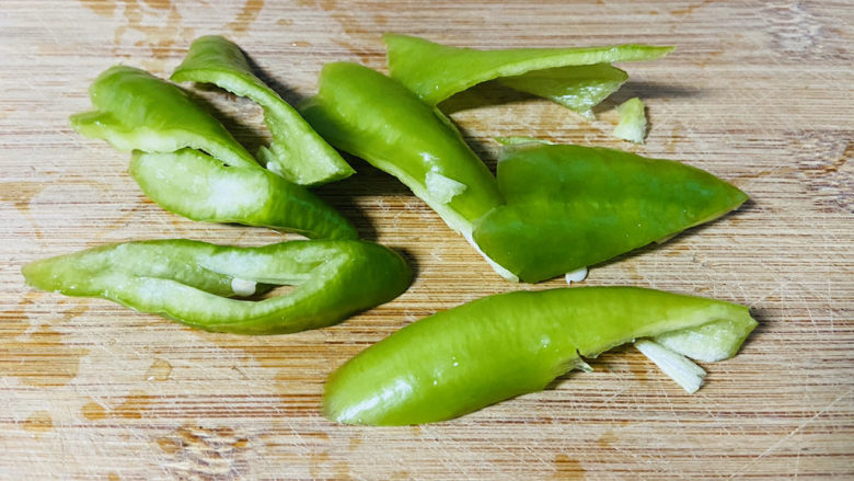 鸡腿炖香菇,青椒