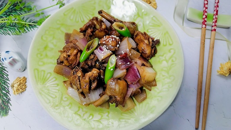 麻辣干锅鸡,拍上成品图,一道麻辣鲜香的麻辣干锅鸡就完成了。