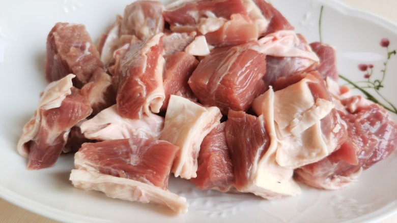 红焖牛肉,牛肉用清水浸泡半小时去血水。牛肉最好选择牛腩,然后切成牛肉块。