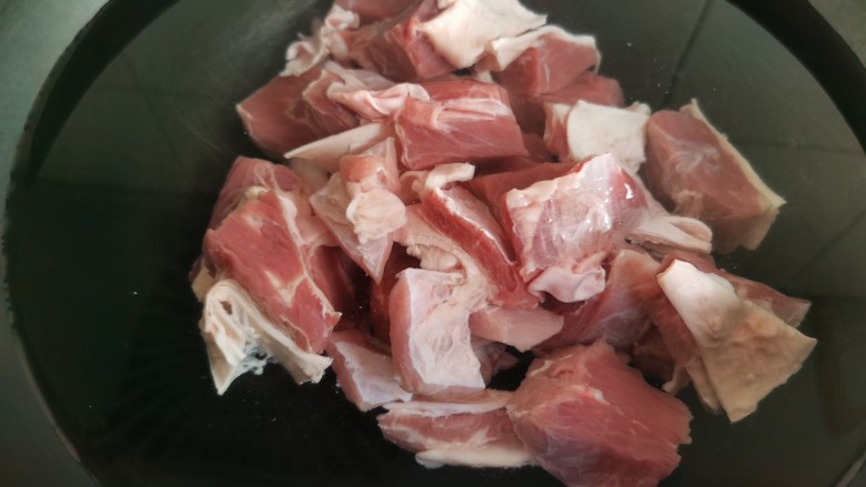 红焖牛肉,牛肉块凉水下锅,大火烧开,焯水去除杂质血沫。