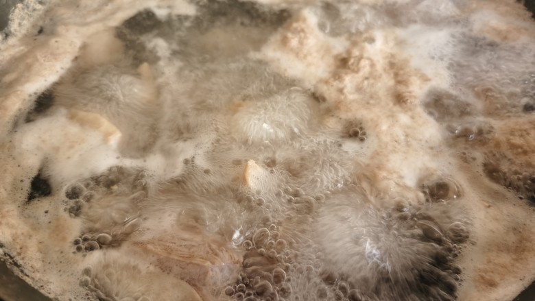 红焖牛肉,当看到锅里的水烧开,且表面出现大量的血沫时关火,将牛肉捞出。