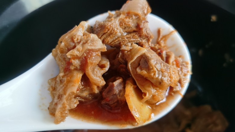 红焖牛肉,时间到,开锅,盛一勺看看😍😍