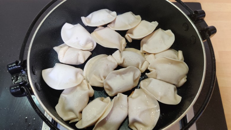 【一人食】让速冻水饺变超好吃,准备一个平底锅，起锅烧油，把速冻水饺码进去，把饺子底煎脆