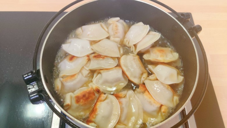 【一人食】让速冻水饺变超好吃,把调味汁倒入锅中
