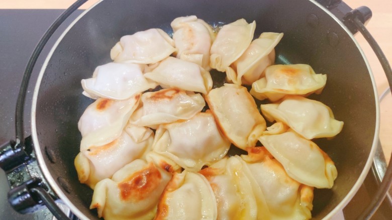 【一人食】让速冻水饺变超好吃,等饺子变成半透明熟透，开盖收汁，出锅。