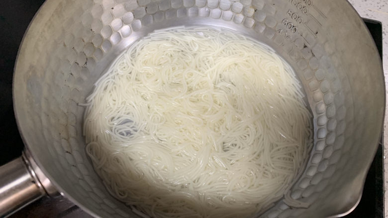 香菇肉酱面(宝宝辅食),面条熟透后滤除多余水分