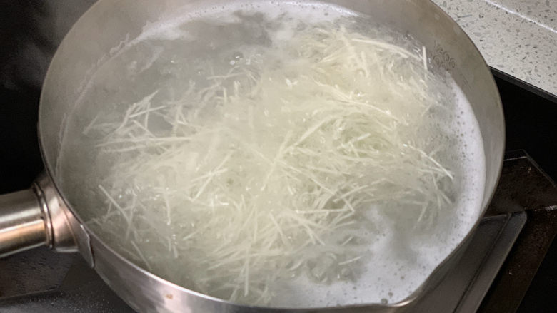 香菇肉酱面(宝宝辅食),水煮开后放入面条
