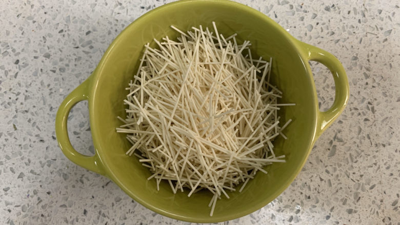 香菇肉酱面(宝宝辅食),长<a style='color:red;display:inline-block;' href='/shicai/ 526'>面条</a>掰成适合宝宝的长度