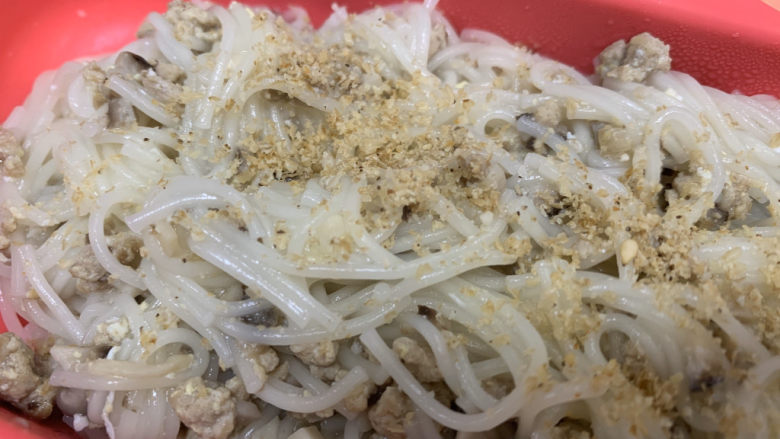 香菇肉酱面(宝宝辅食),盛出面条,撒上芝麻粉