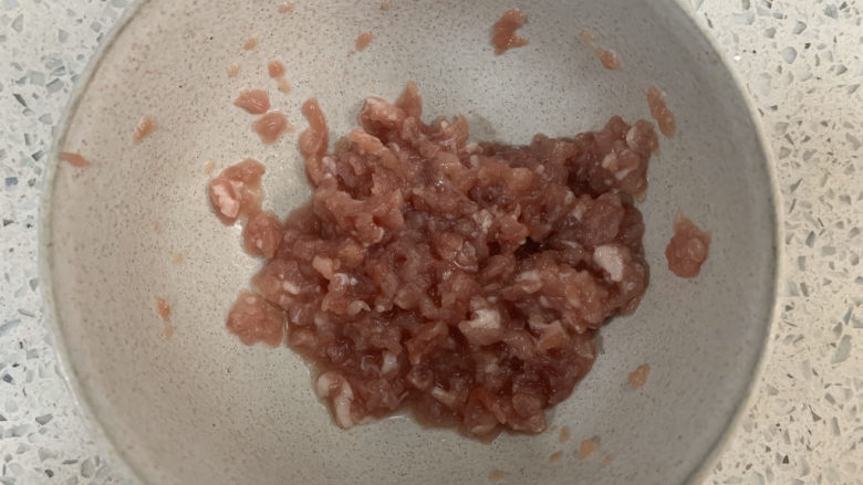 香菇肉酱面(宝宝辅食),猪<a style='color:red;display:inline-block;' href='/shicai/ 429'>瘦肉</a>切碎