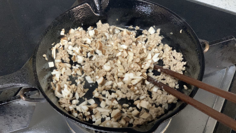 香菇肉酱面(宝宝辅食),倒入香菇,翻炒出香味