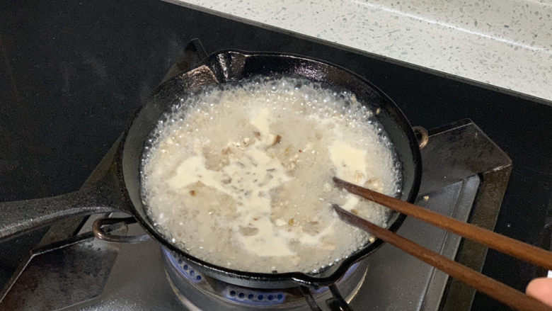 香菇肉酱面(宝宝辅食),加入沒过肉的热水,烧开后转小火