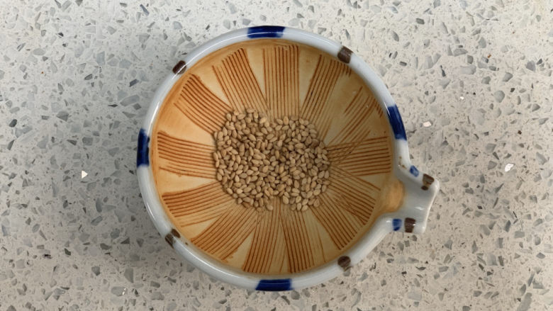 香菇肉酱面(宝宝辅食),<a style='color:red;display:inline-block;' href='/shicai/ 678'>白芝麻</a>小火炒香