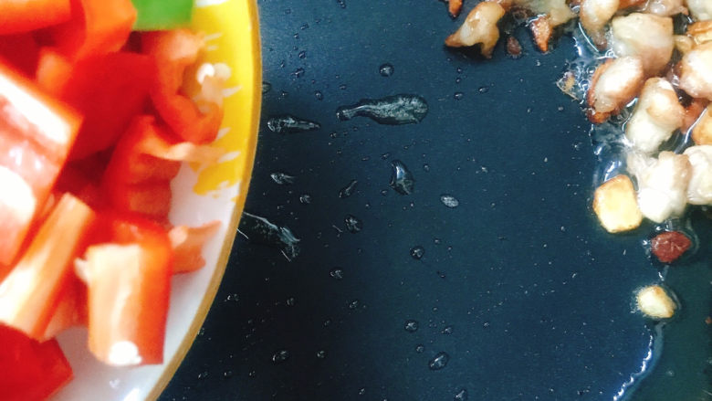 辣椒炒鸡软骨,鸡软骨推到一边,放入辣椒