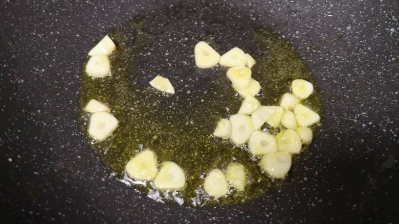鸡蛋西红柿打卤面,炒锅内继续倒入食用油烧热,下入蒜片爆香。