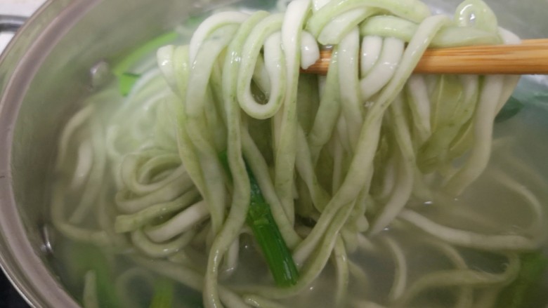 鸡蛋西红柿打卤面,将面条和菠菜一起捞出,盛在碗里。