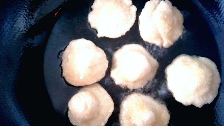 红糖麻糍,把糯米糍放入锅中,中小火煎,正面煎成黄色。