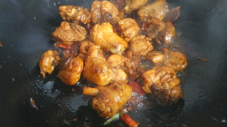 鸡腿炖香菇,翻炒两三分钟上色