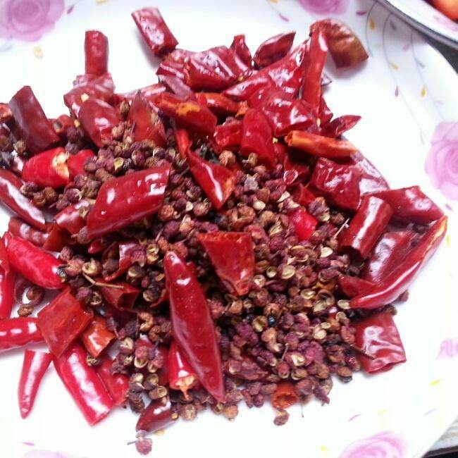 麻辣干锅鸡,<a style='color:red;display:inline-block;' href='/shicai/ 86474'>干辣椒</a>用清水洗一遍,这样不容易焦