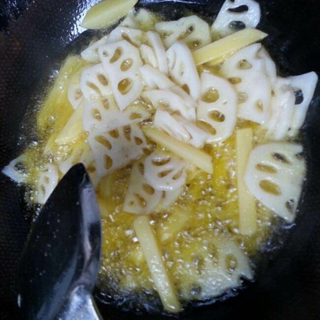 麻辣干锅鸡,锅里下多点油,放入土豆莲藕炸一下,放点盐入味,捞出