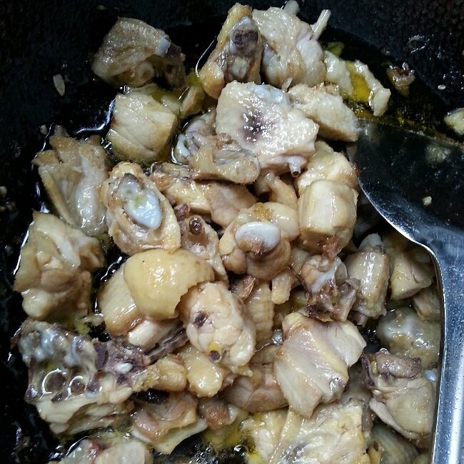 麻辣干锅鸡,炸鸡块,至面略焦黄,捞出