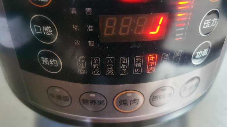 红焖牛肉,调到相应的功能,静静地等着牛肉成熟好了。