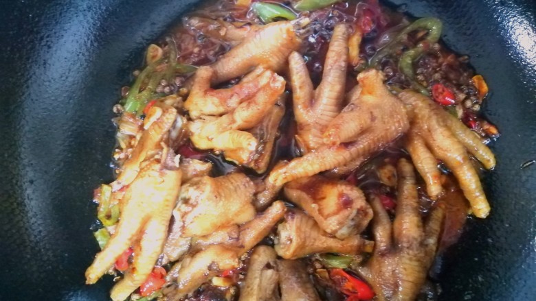 麻辣卤鸡爪,放入调味料料酒,糖,一品鲜酱油,蚝油,鸡爪炒至均匀,裹上料汁。