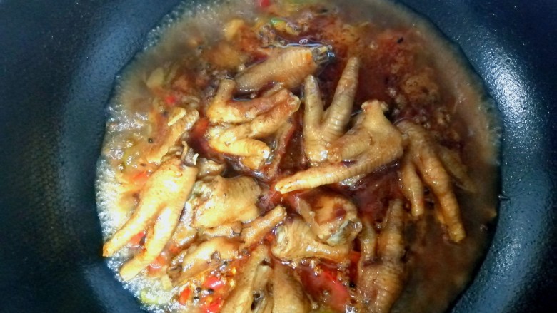 麻辣卤鸡爪,倒入适量清水,大火炖起来。