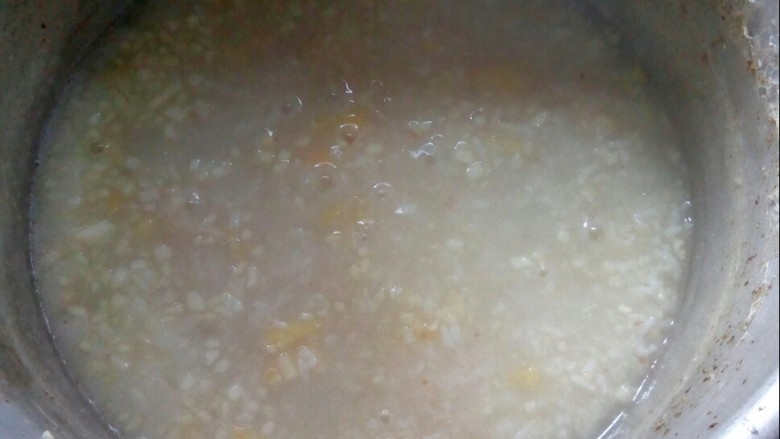 #中式早餐# 果香黄金粥+椒盐葱花鸡蛋饼,煮好的果香黄金粥。